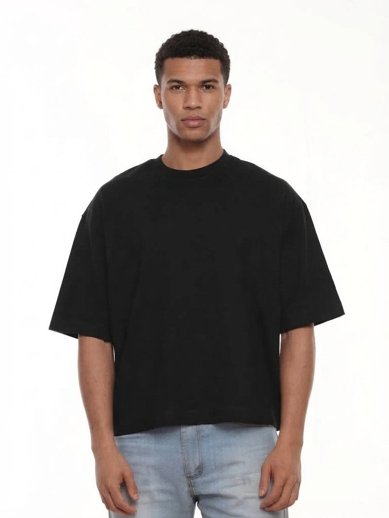 Modelo con camiseta personalizada