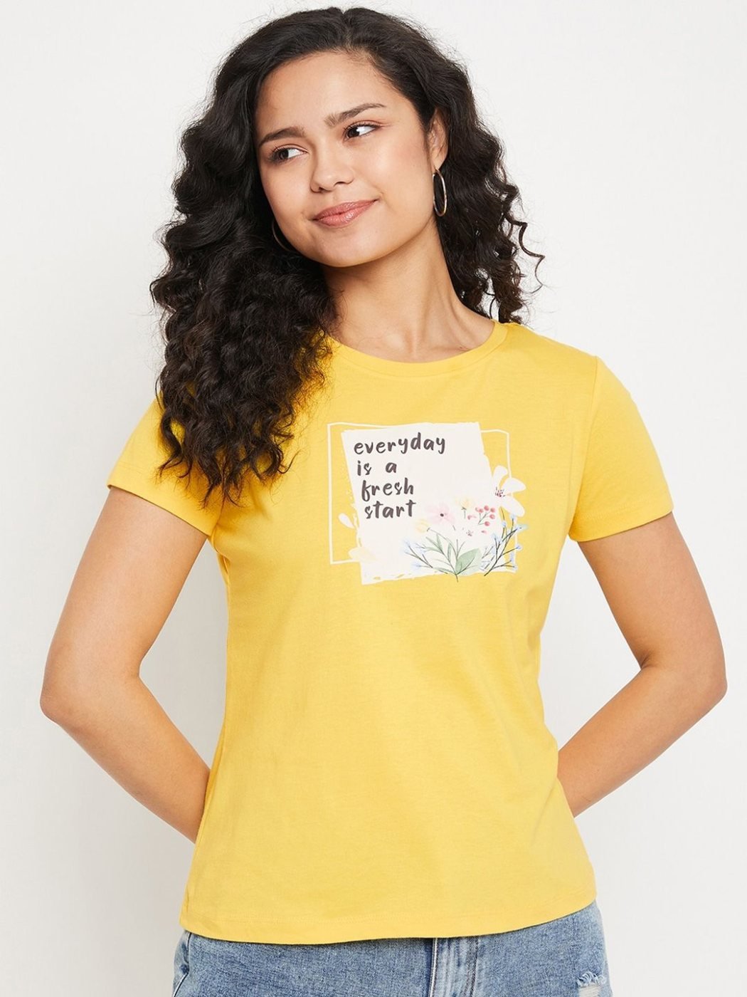 Camiseta Regular Fit Daily Club Amarilla — vista frontal