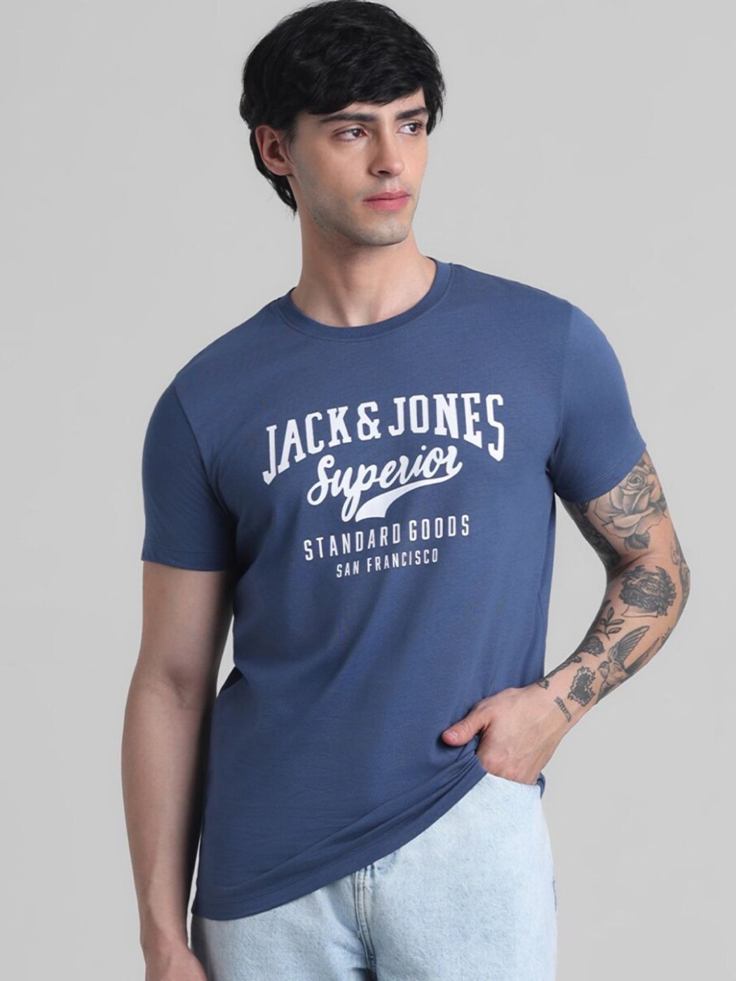 Camiseta Slim Fit Cuello Redondo Everyday Wear Azul Medio — vista frontal