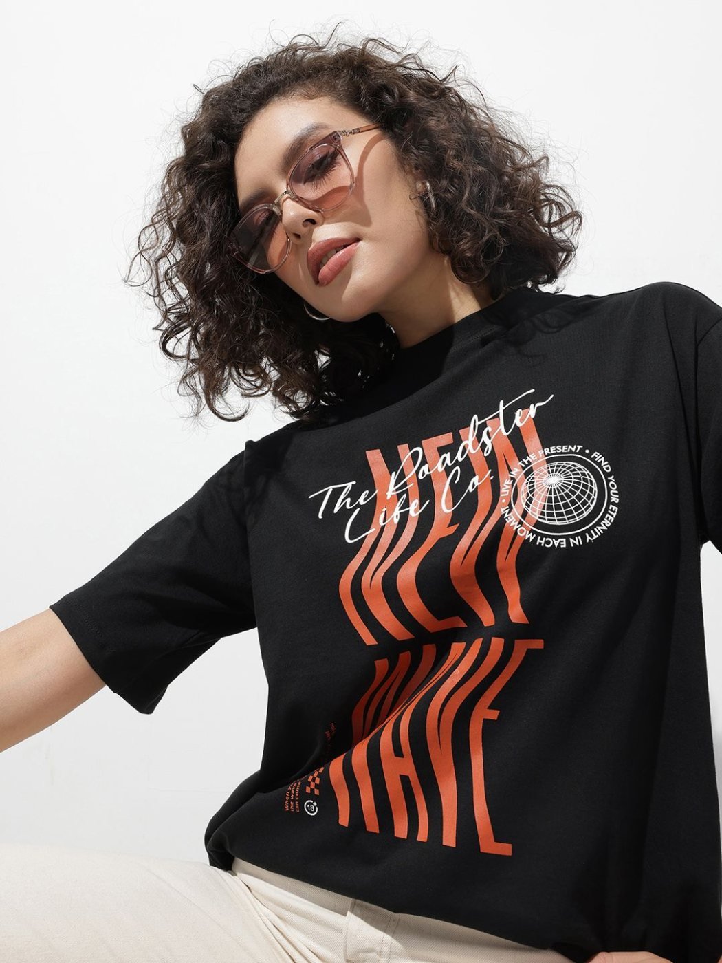 Camiseta Oversize Daily Club Negra — vista frontal