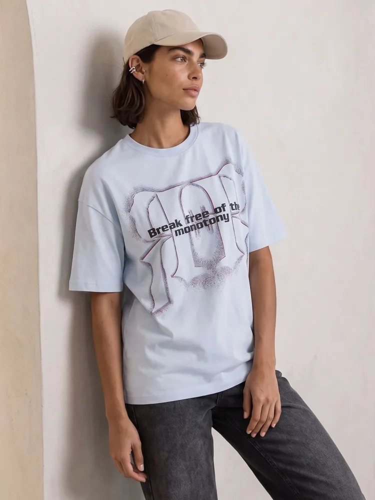 Camiseta Oversize Quiet Co Azul Medio — vista frontal