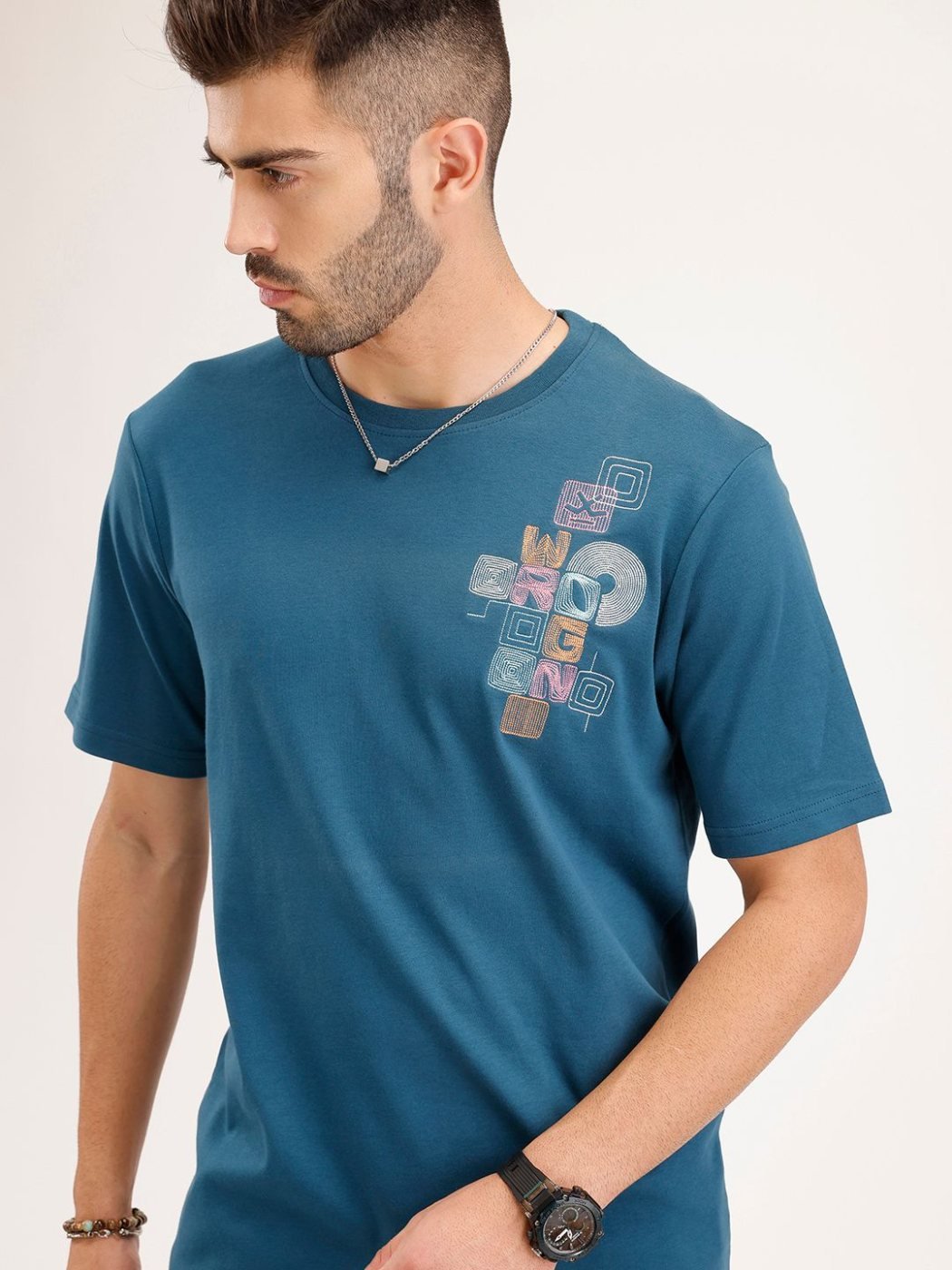 Camiseta Slim Fit Cuello Redondo Everyday Wear Verde Esmeralda — vista frontal