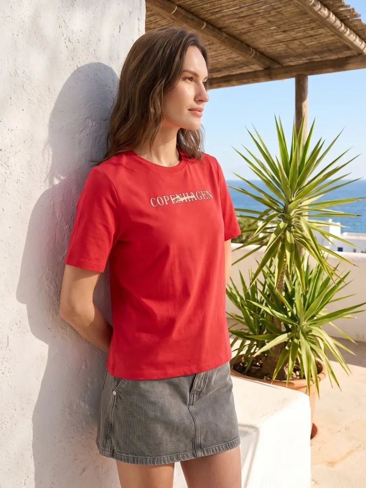 Camiseta Regular Fit Urban Pop Roja — vista frontal