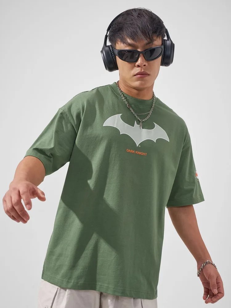 Camiseta Batman Oversize Quiet Co Verde Militar — vista frontal
