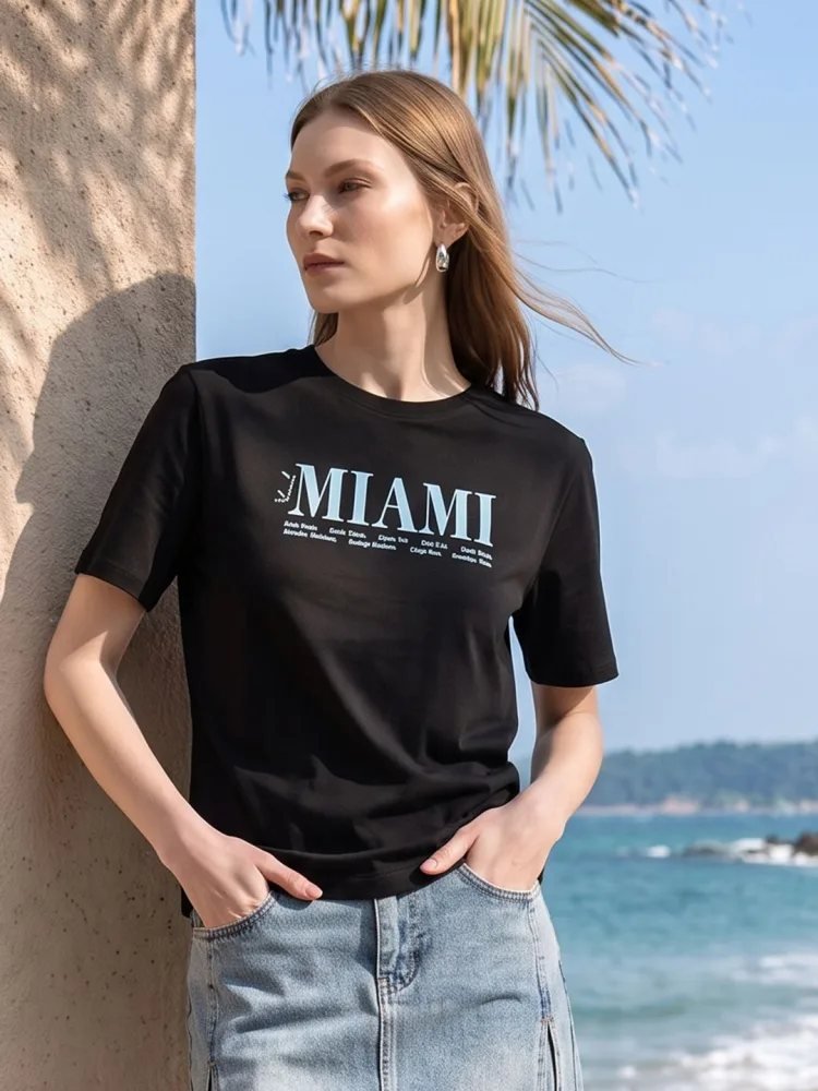 Camiseta Regular Fit Simple Form Negra — vista frontal