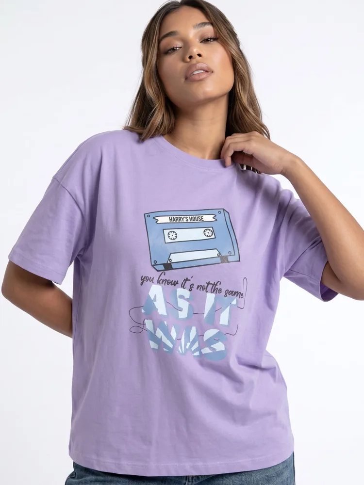 Camiseta Oversize Casual Club Morada — vista frontal