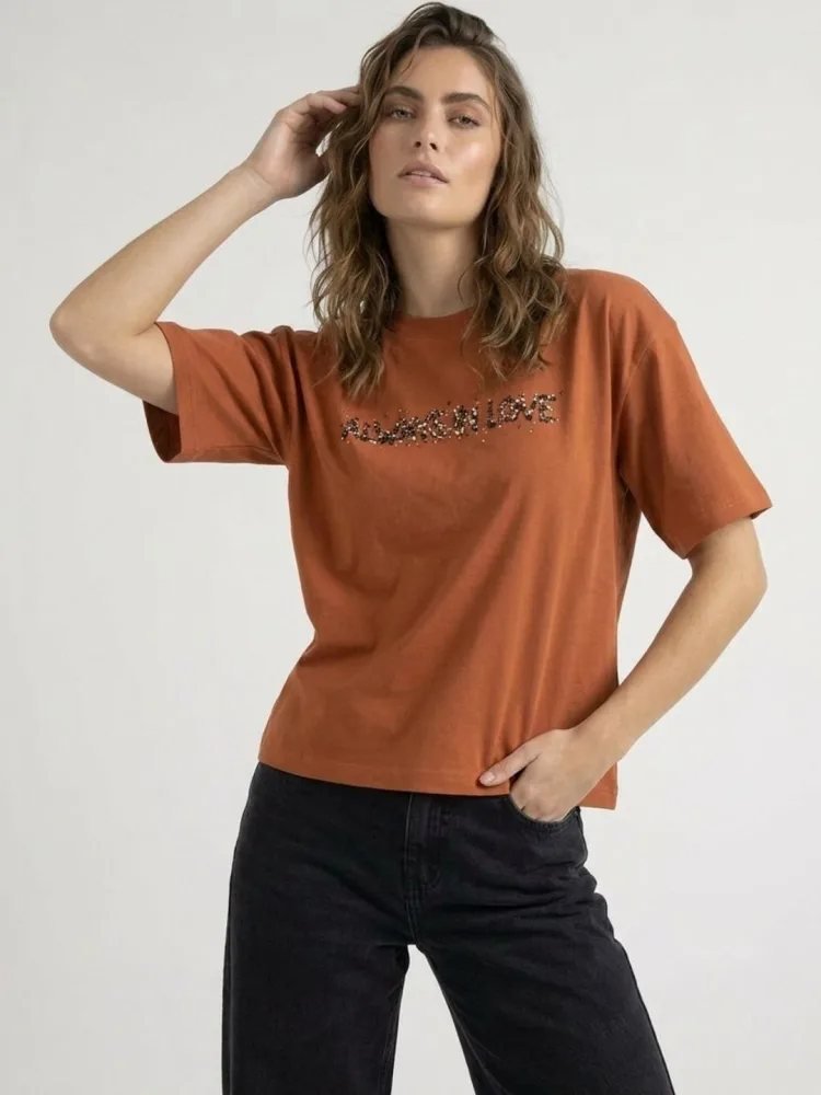 Camiseta Regular Fit Daily Co Naranja — vista frontal