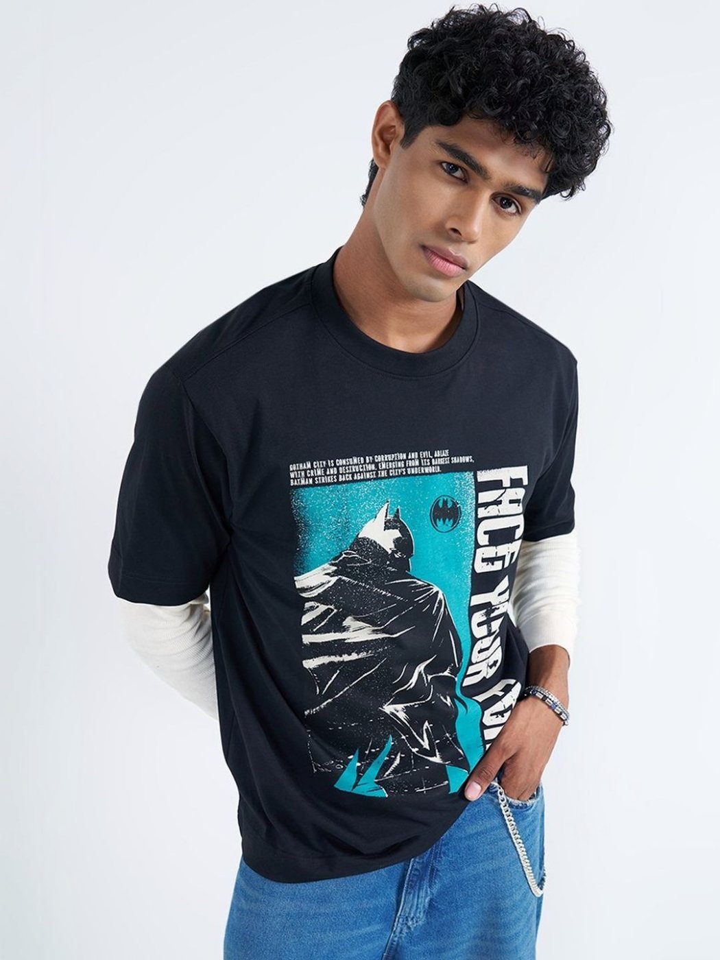 Camiseta Batman Regular Fit Clean Cut Negra — vista frontal