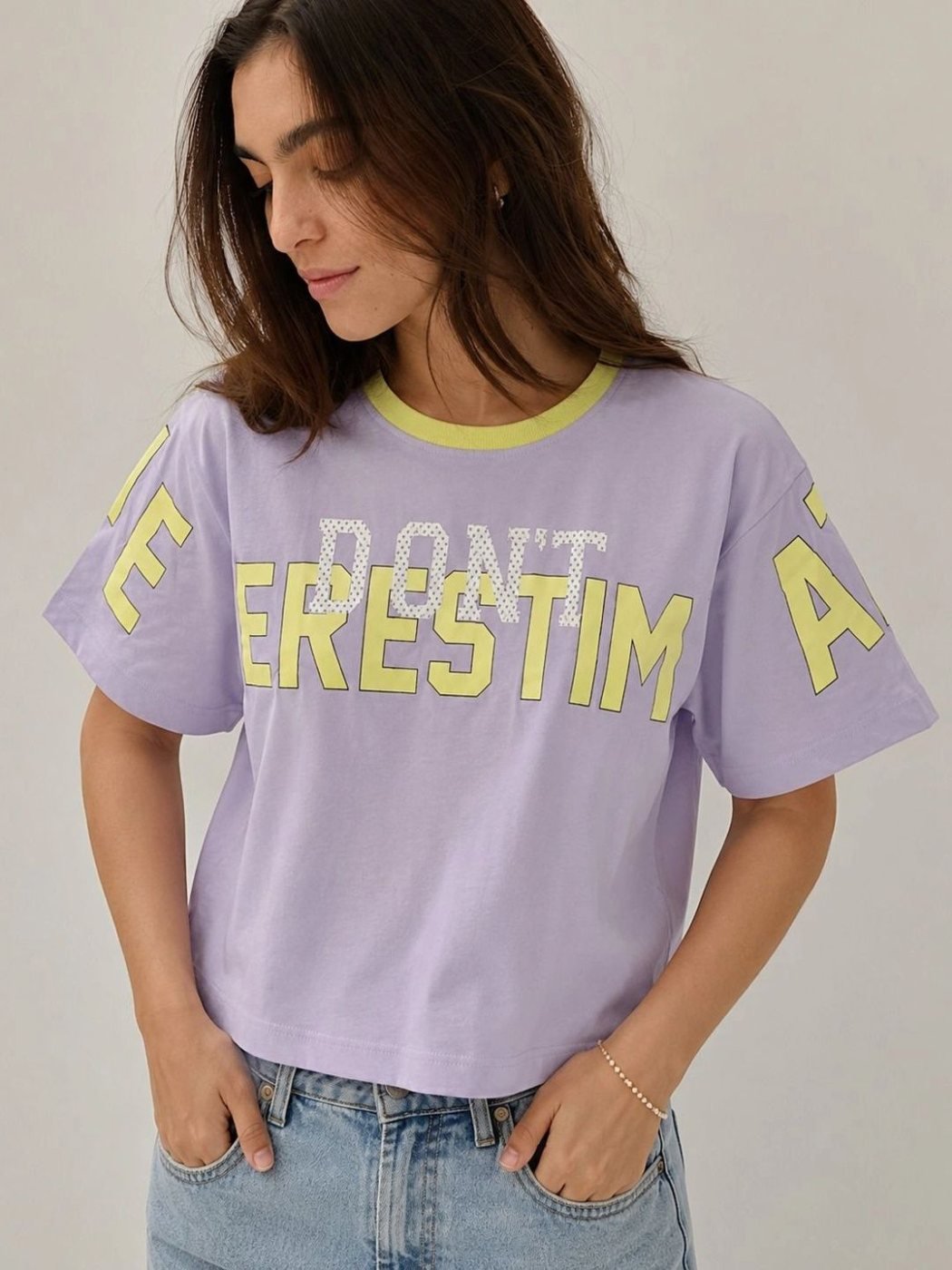 Camiseta Regular Fit Modern House Lila — vista frontal