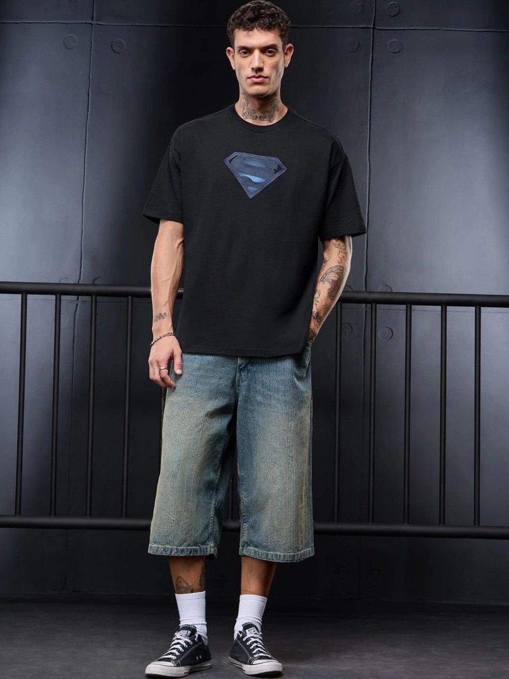 Camiseta Superman Oversize Mist Co Negra — vista frontal